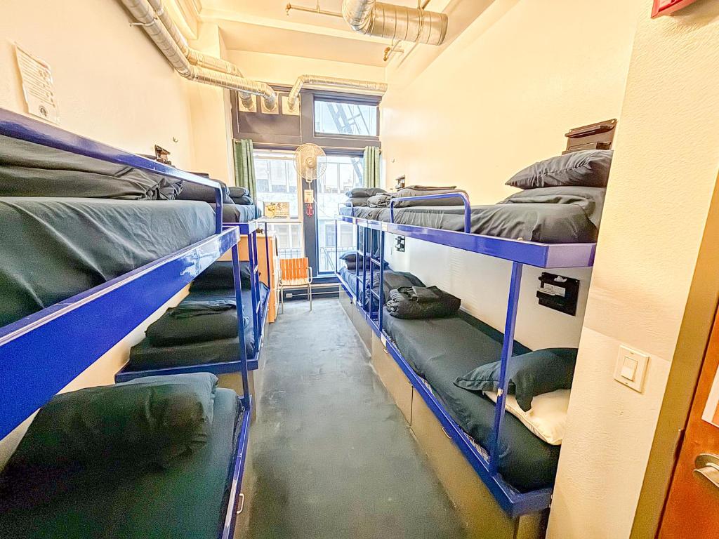 Palanda nebo palandy na pokoji v ubytování ITH San Francisco Pacific Tradewinds Backpacker Hostel