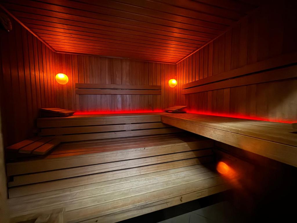 una sauna vacía con luces rojas. en Fortisline Pokoje z klimatyzcją SAUNA, en Opole