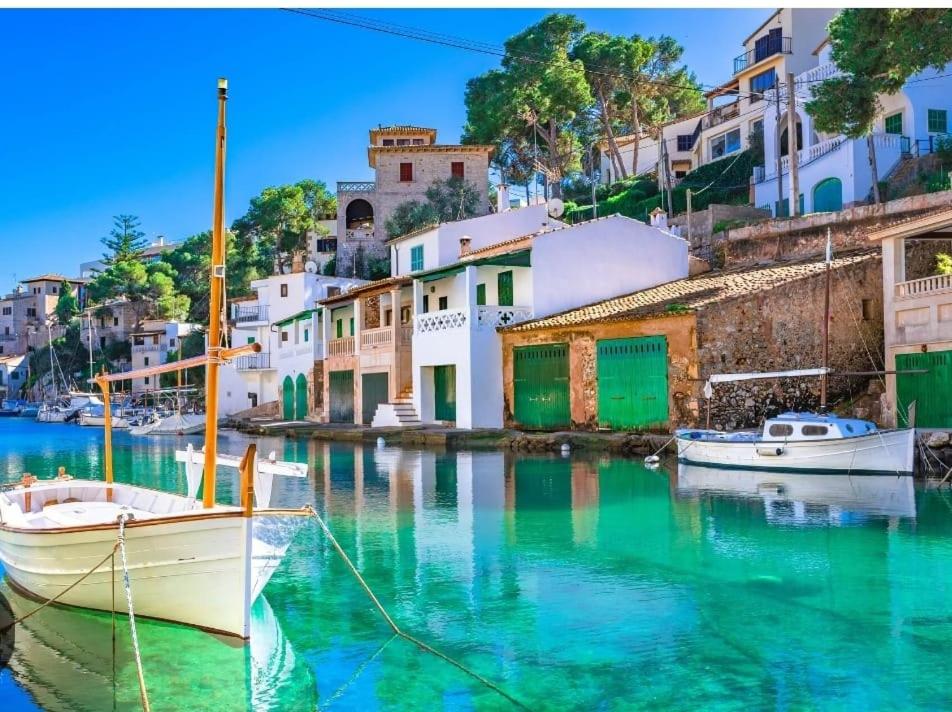 uma vista para um porto com barcos na água em Santiago Mallorca em Cala Figuera