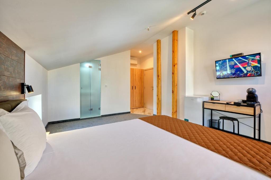 TV a/nebo společenská místnost v ubytování Sakutski House