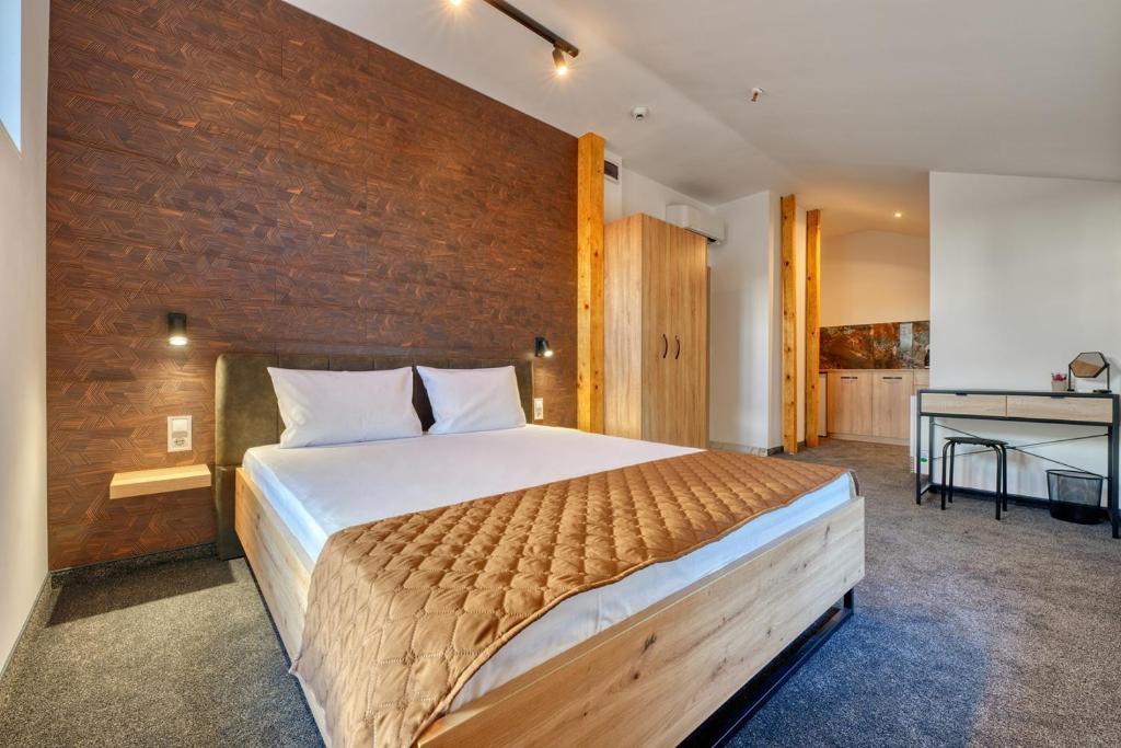 A bed or beds in a room at Sakutski House