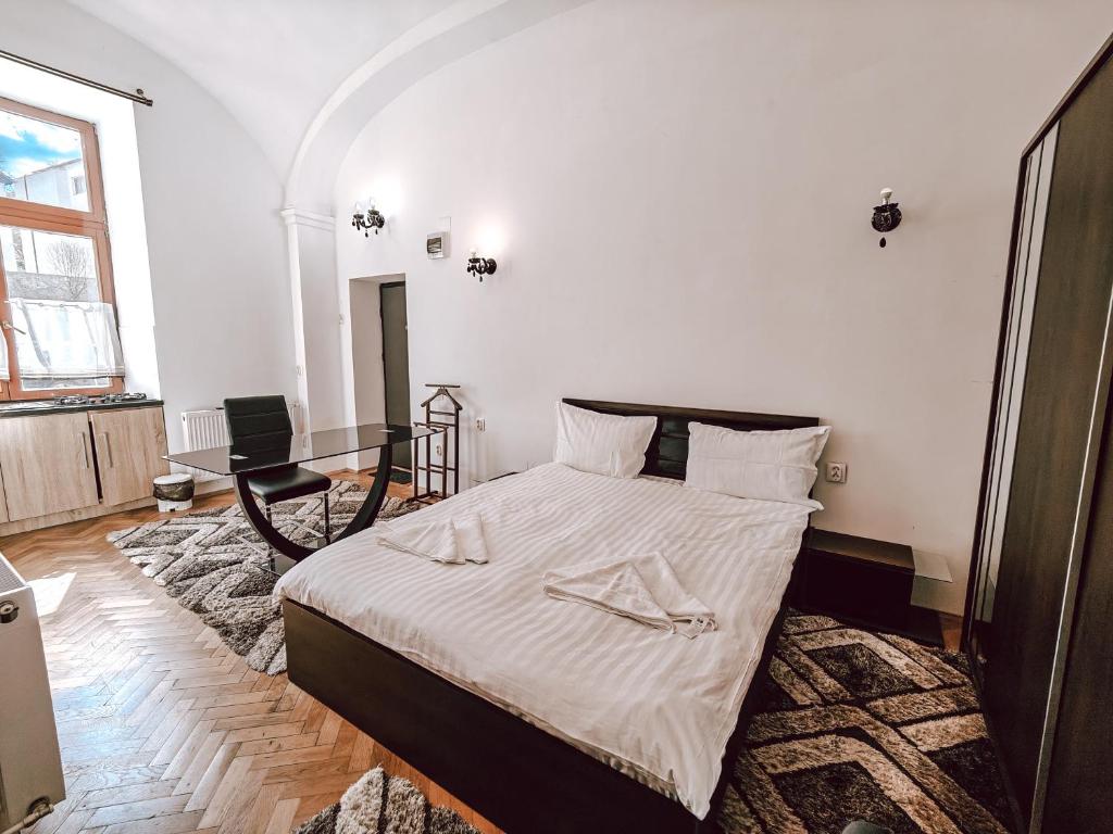 una camera con un letto e una sedia di Studio Berindei a Cluj-Napoca