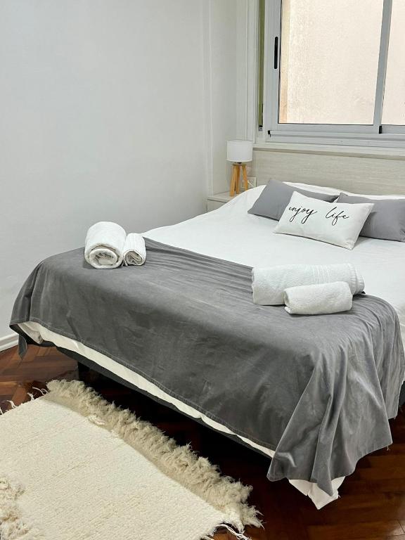1 dormitorio con 1 cama con toallas en Buenos Aires Apartamento ADDA en Buenos Aires