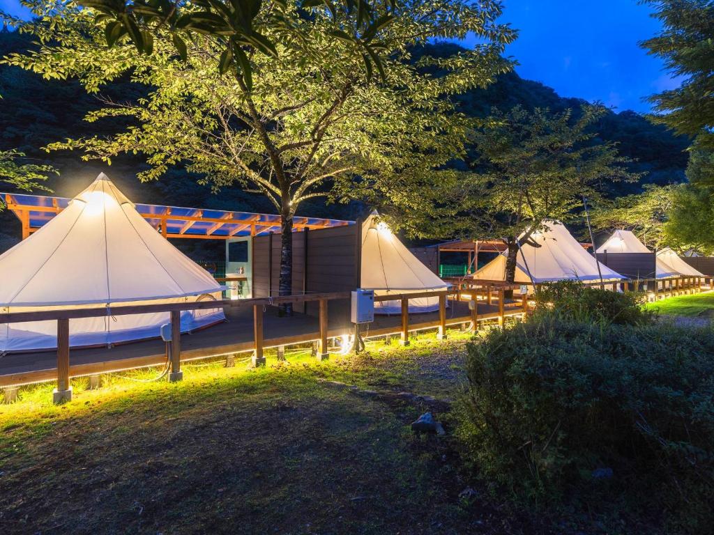 小山町にあるＳＰＲＩＮＧＳ ＶＩＬＬＡＧＥ - Vacation STAY 67355vの夜間の一列のテント