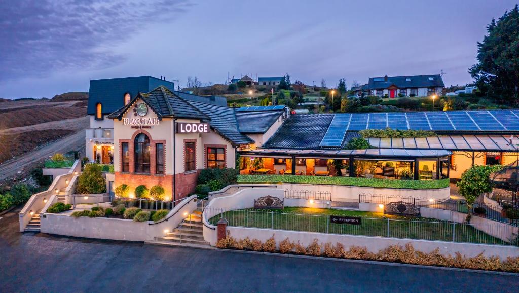 une maison avec des panneaux solaires en haut dans l'établissement Flagstaff Lodge, à Newry