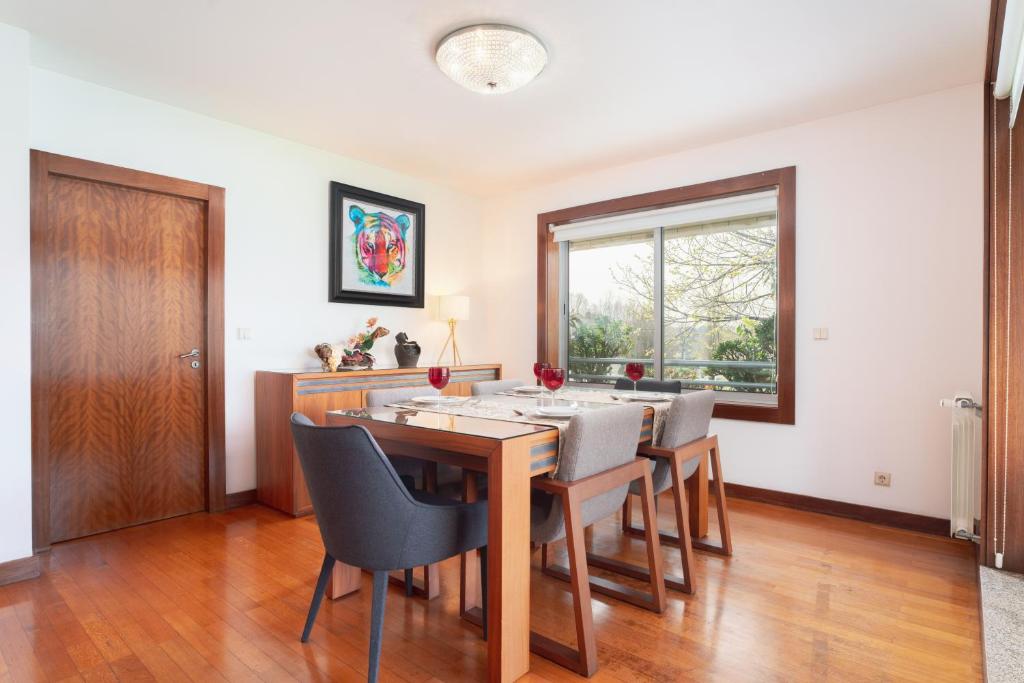 Spacious 2BR Apt with Free Parking in Porto