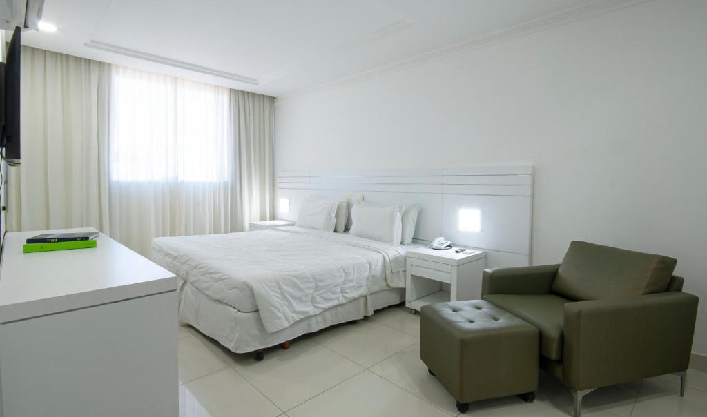 Una cama o camas en una habitación de Hotel Bandeirantes