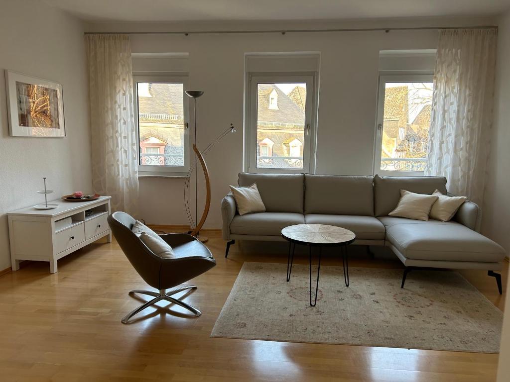 a living room with a couch and a chair at Alta Villa - Ferienwohnung in Eltville
