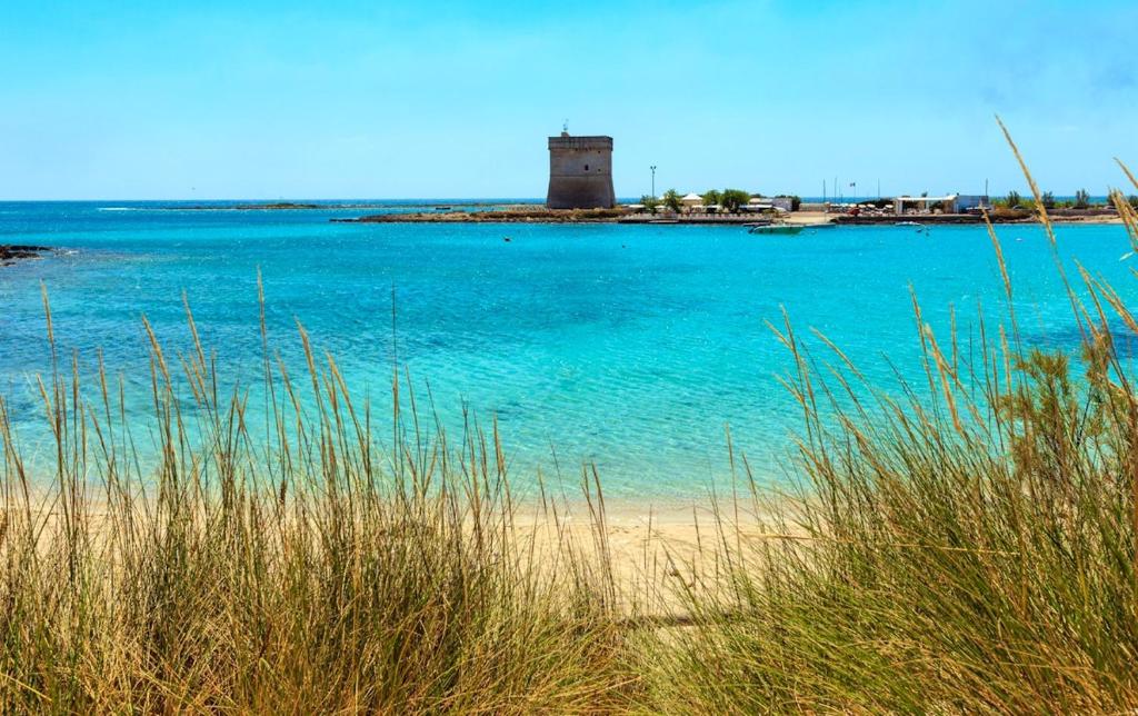 ガラトーネにあるIl Giglioの水中灯台付き海岸