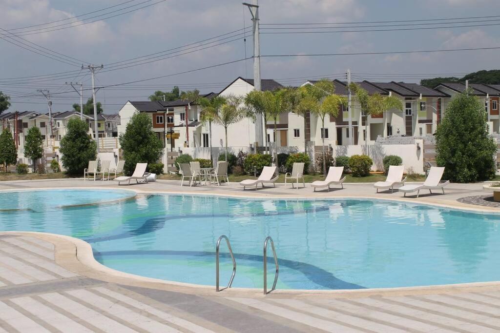 Bazén v ubytovaní Hoshi's Cozy House Angeles City, Philippines alebo v jeho blízkosti
