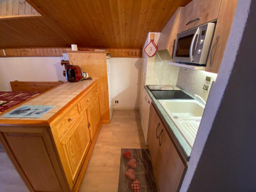 Kuchyňa alebo kuchynka v ubytovaní Appartement familial avec Multi Pass, WIFI et parking, proche du centre de Châtel - FR-1-693-41