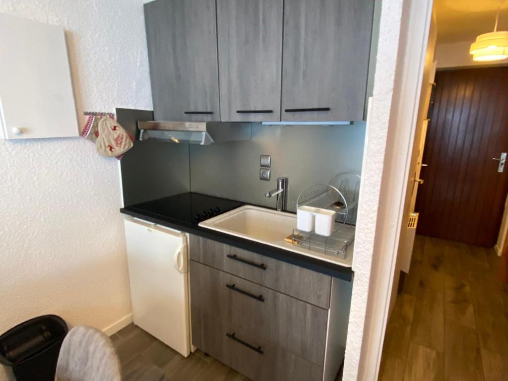 Kuchyňa alebo kuchynka v ubytovaní Bel appartement à Châtel, proche centre et remontées mécaniques, avec balcon et parking - FR-1-693-3