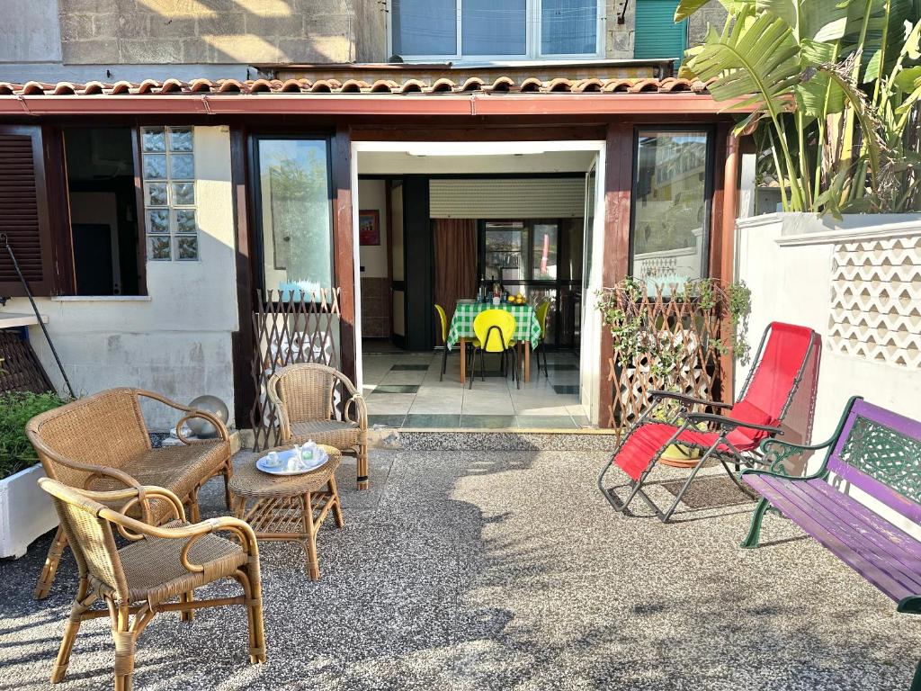 a group of chairs sitting outside of a house at Il Duca in San Cataldo
