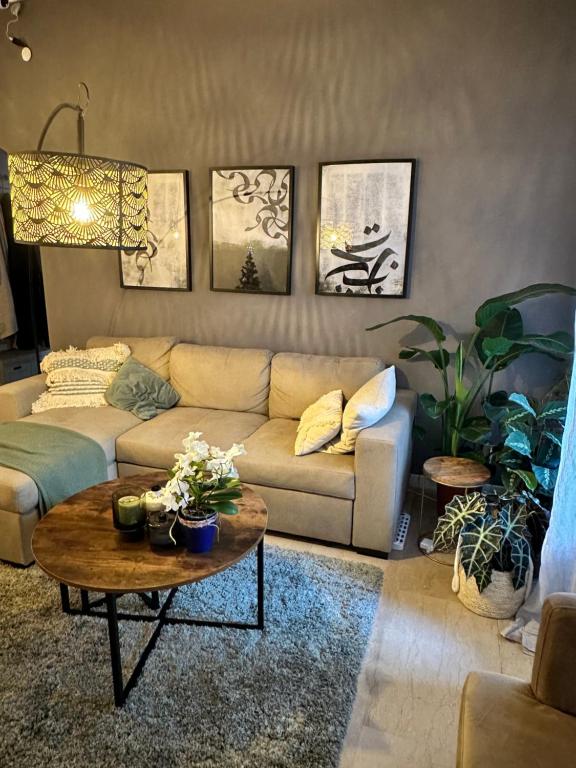 uma sala de estar com um sofá e uma mesa em kittens house em Milão
