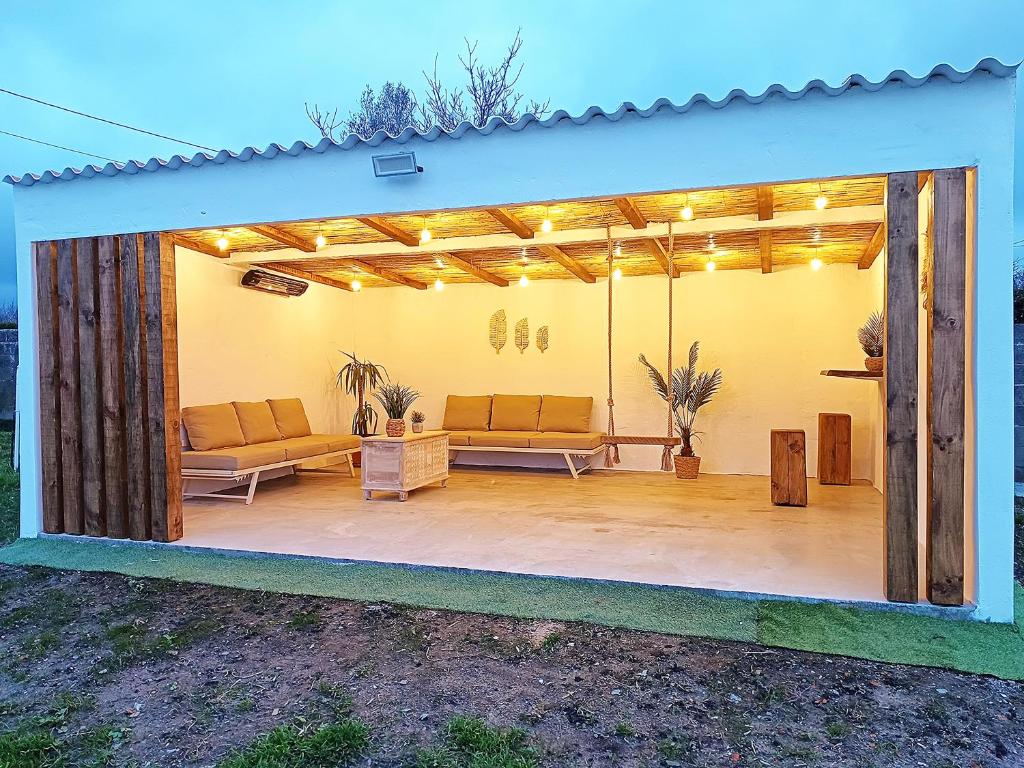 eine Terrasse mit 2 Sofas und Licht in der Unterkunft Casa Maruxa in A Coruña