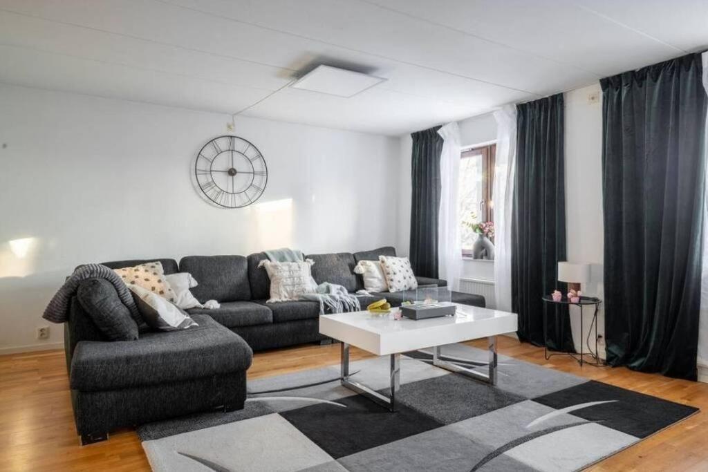 - un salon avec un canapé et une table basse dans l'établissement Ett mysigt hus i centrala Borås! (Hela Boendet), à Borås