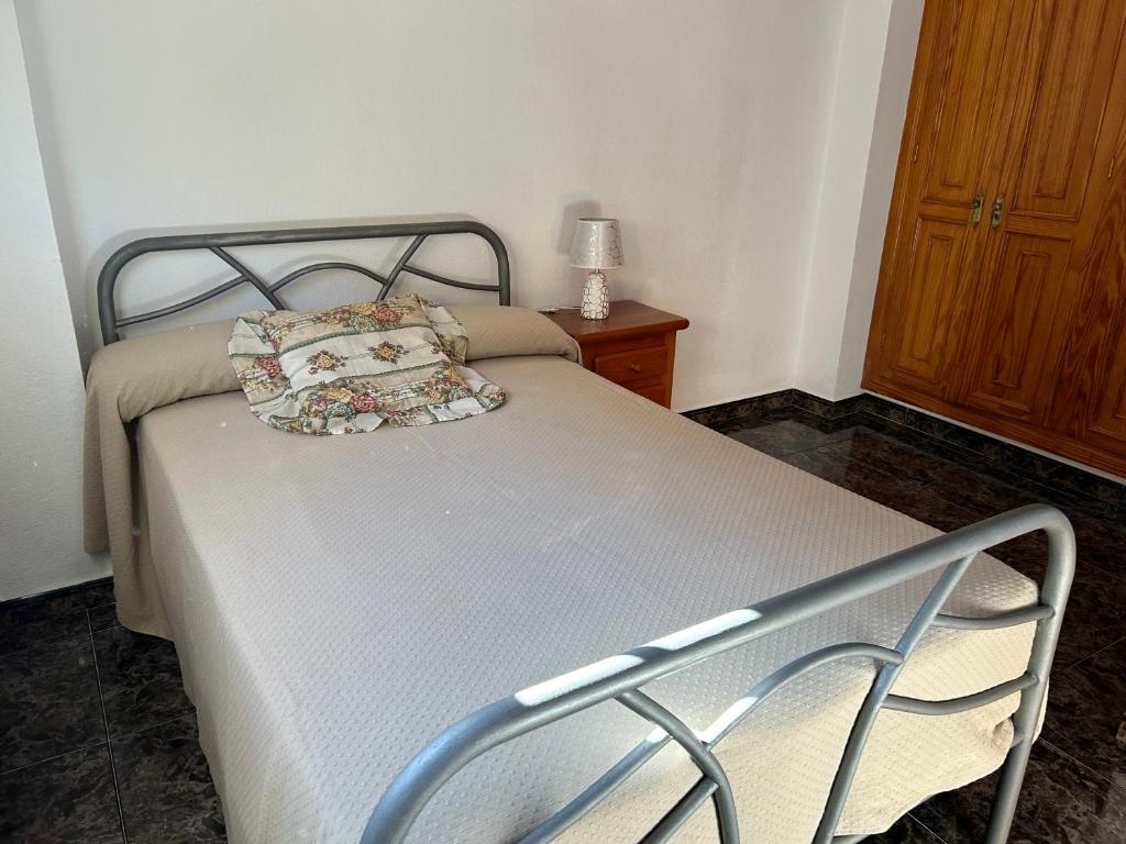 a bed in a room with a metal frame at Pozo de las Calcosas - El Hierro in Pozo de las Calcosas