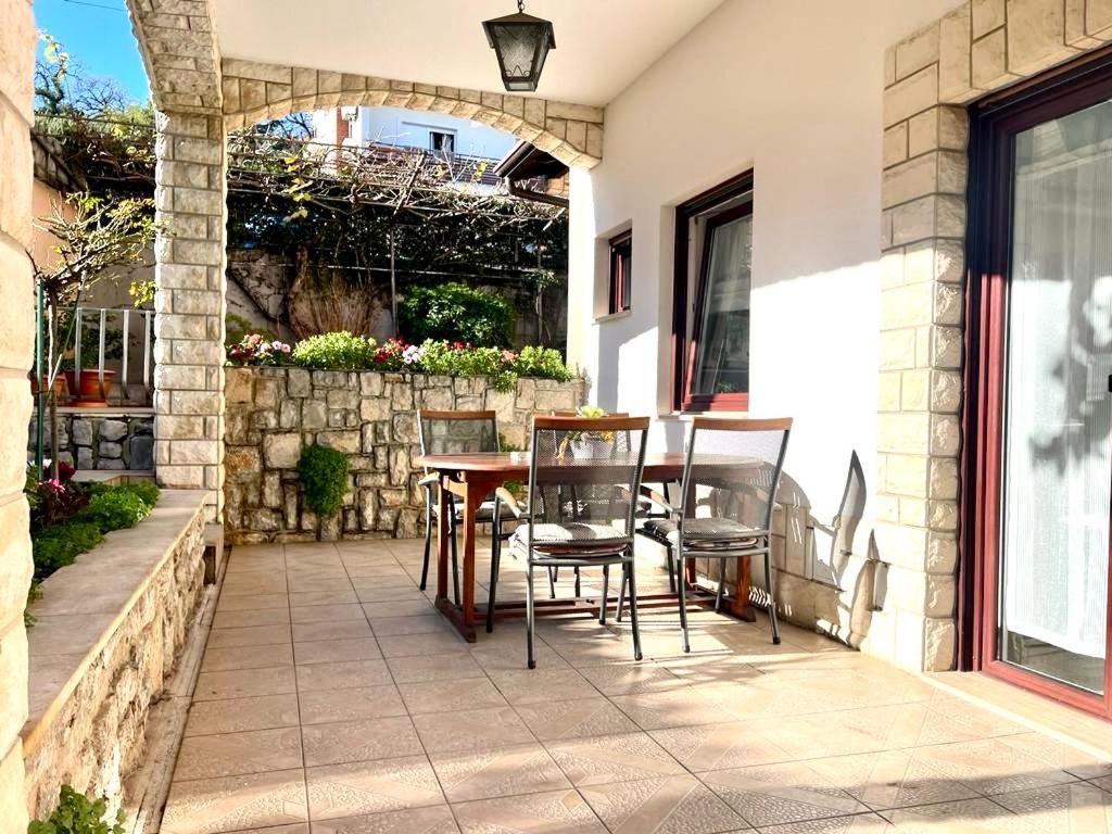 Balkón alebo terasa v ubytovaní Apartments Dujmic - 50m from the sea with private parking