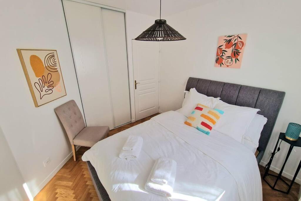 Кровать или кровати в номере Beautiful T3, 10 min Paris, free parking