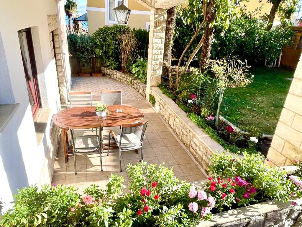 Vonkajšia záhrada v ubytovaní Apartments Dujmic - 50m from the sea with private parking