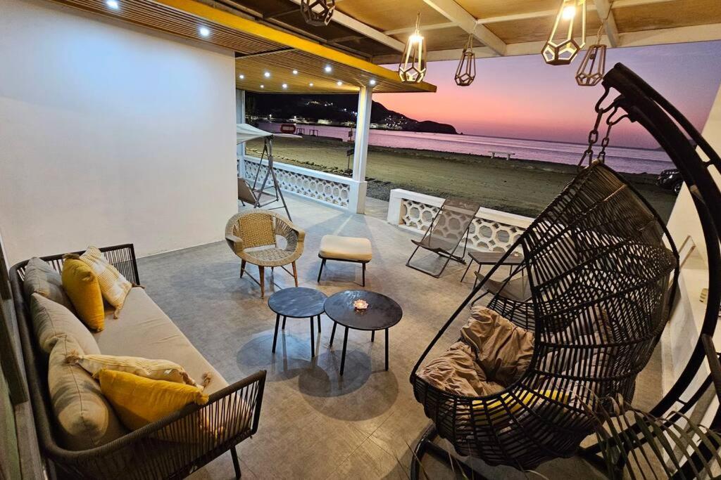 - un salon avec un canapé et une balançoire dans l'établissement Casa en Playa Tortugas, Casma, à Tortuga