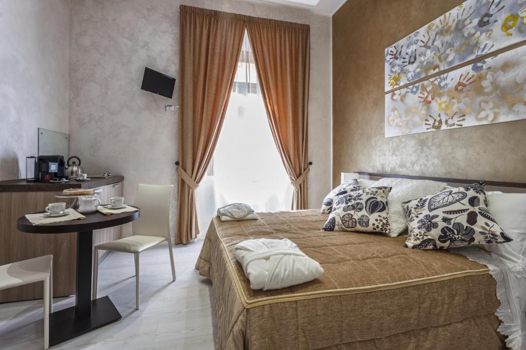 ローマにあるPia Domusのベッドルーム1室(ベッド1台、テーブル、デスク付)