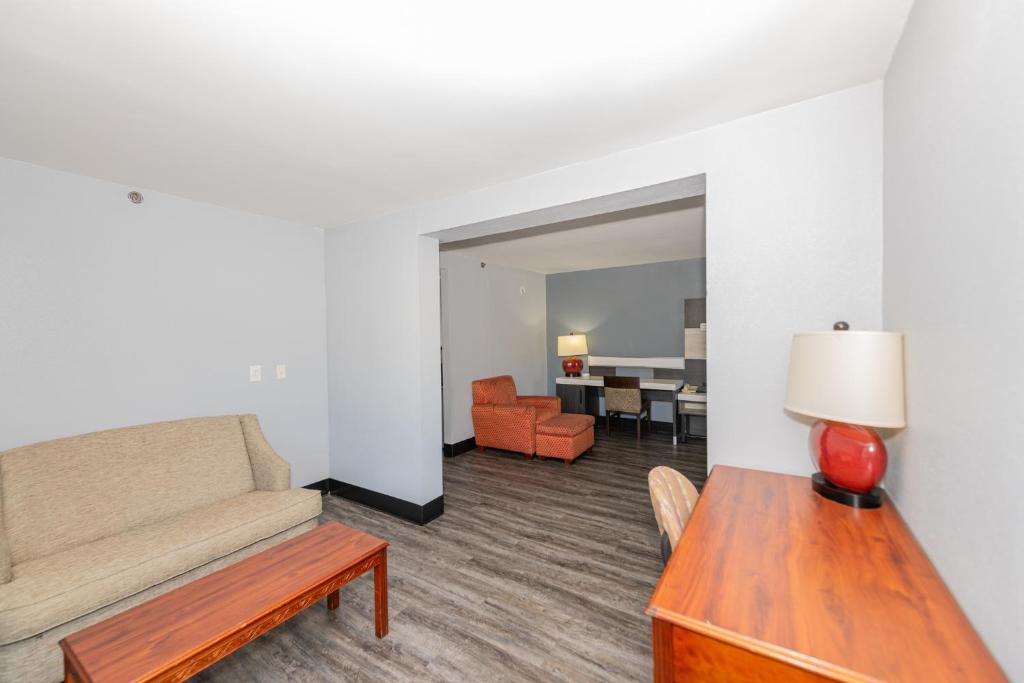 Jamestown inn & Suites - Room De Deluxe King