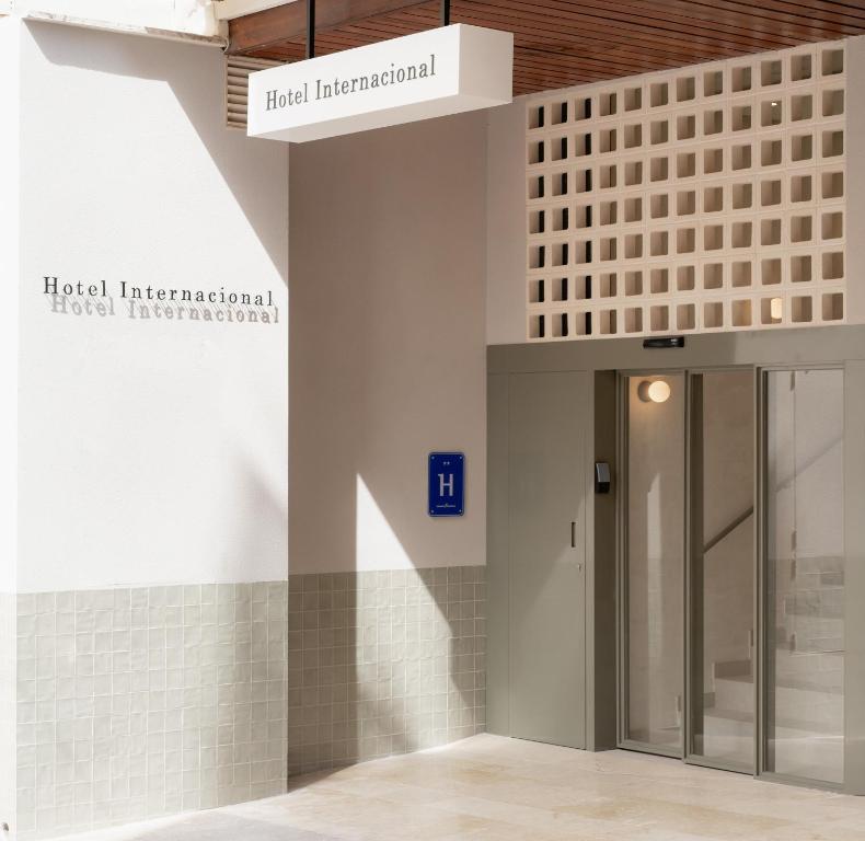 un vestíbulo de un hospital con puerta de cristal en Hotel Internacional, en Benidorm