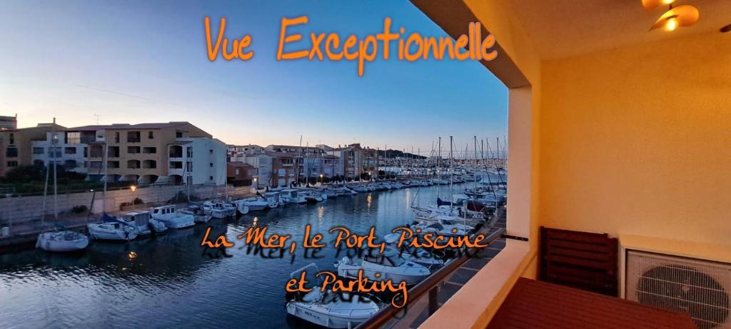 une vue d'un port avec des bateaux dans l'eau dans l'établissement Une pépite au calme, vue mer, port, Piscine, au Cap d'Agde
