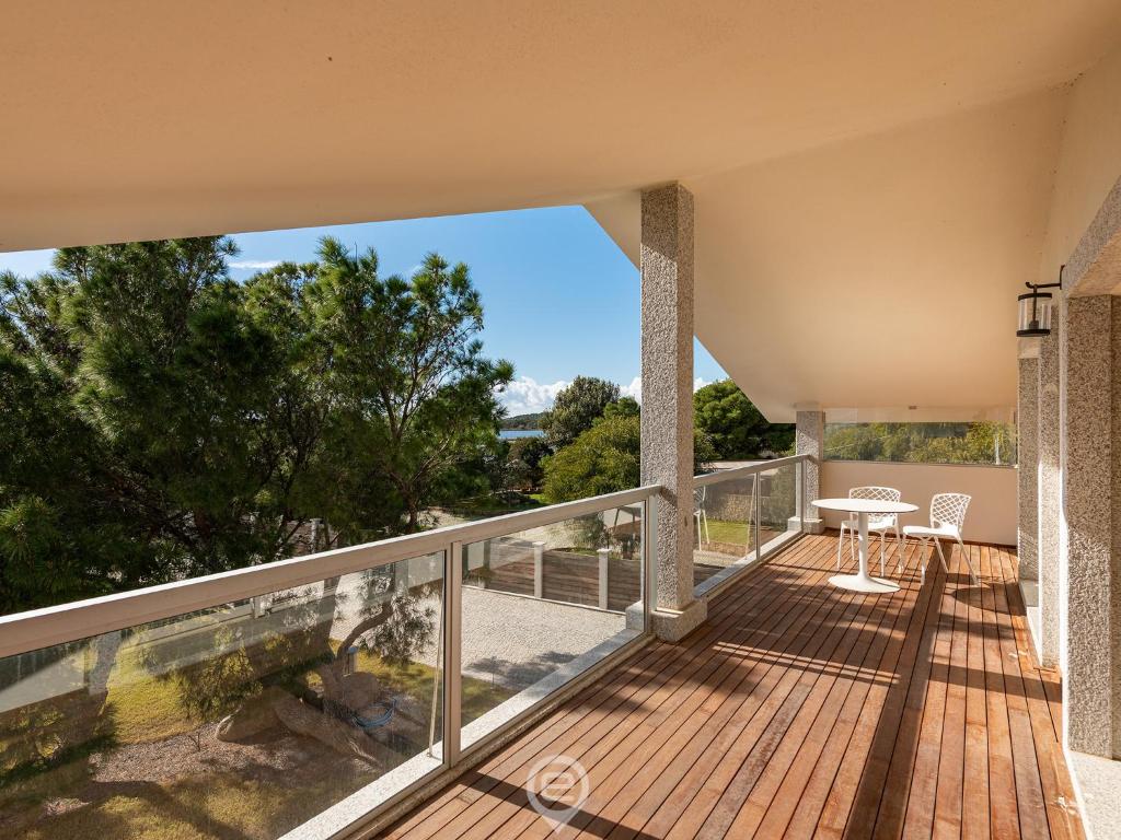 ein Bild des Balkons eines Hauses in der Unterkunft Golden Dunes Apartment in Porto Pino