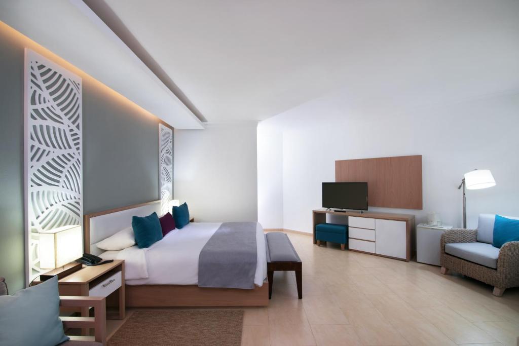 Wyndham Alltra Samana All Inclusive Resort - Premium King Junior Suite с Garden View