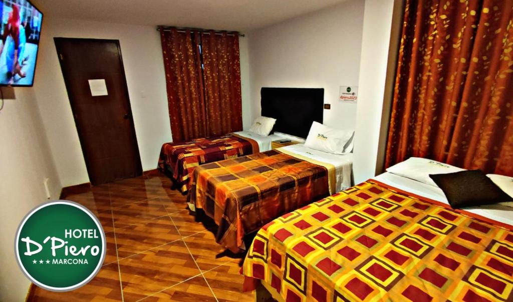 um quarto de hotel com três camas e uma televisão em HOTEL D'PIERO MARCONA em San Juan
