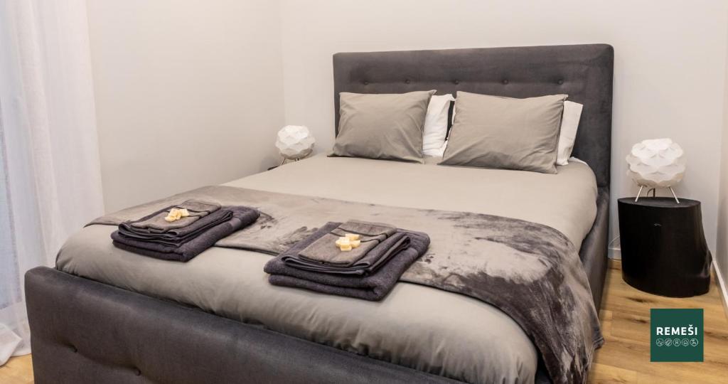 een slaapkamer met een bed met handdoeken en kaarsen erop bij Atpūtas vieta Remeši 