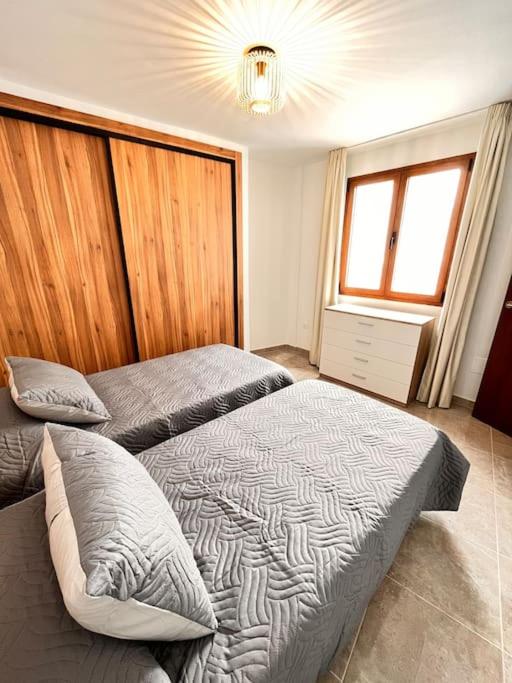 een slaapkamer met 2 aparte bedden en een raam bij Amplitud y elegancia en Vilaflor in Vilaflor