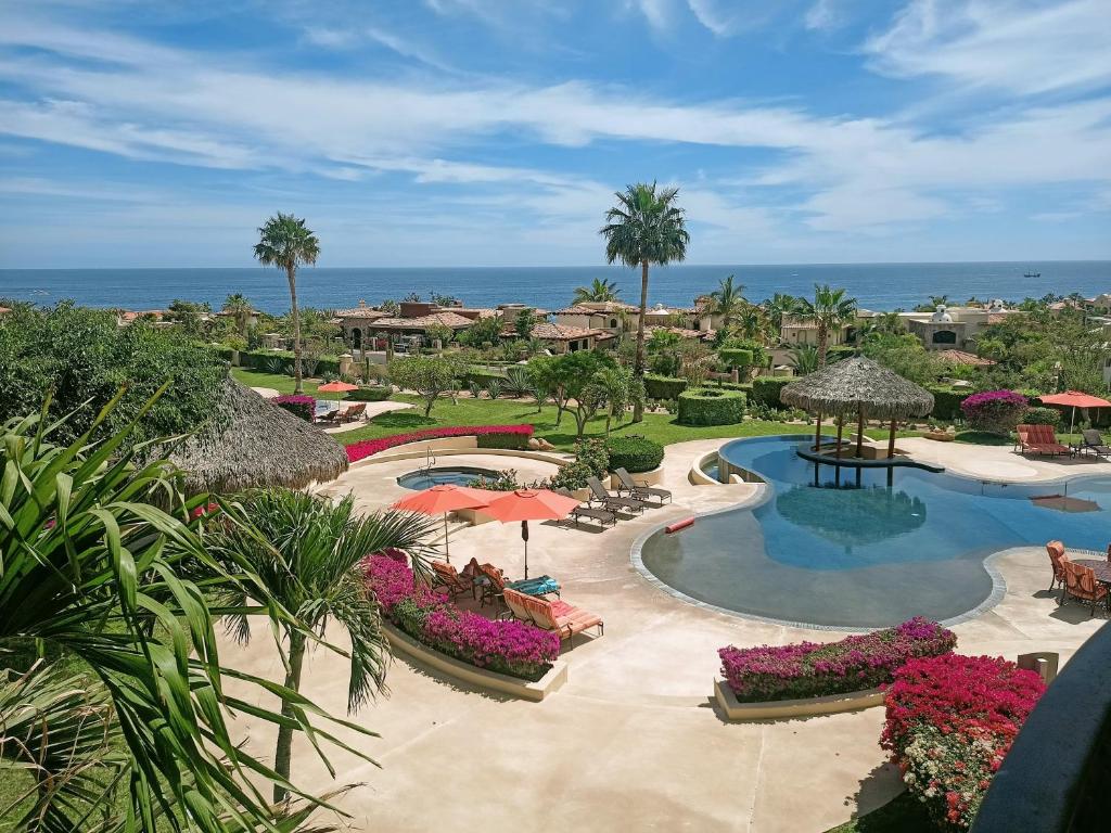 an aerial view of a resort with a swimming pool at Hermoso y Exclusivo Departamento in Cabo San Lucas