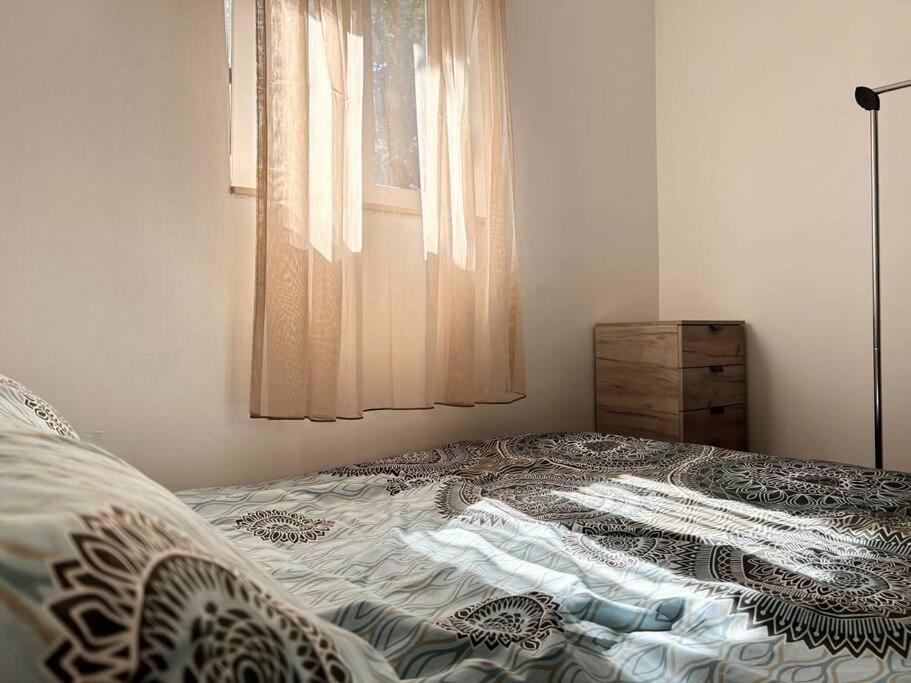 - un lit escamotable dans une chambre avec fenêtre dans l'établissement Kuća Antibarium, à Sutomore