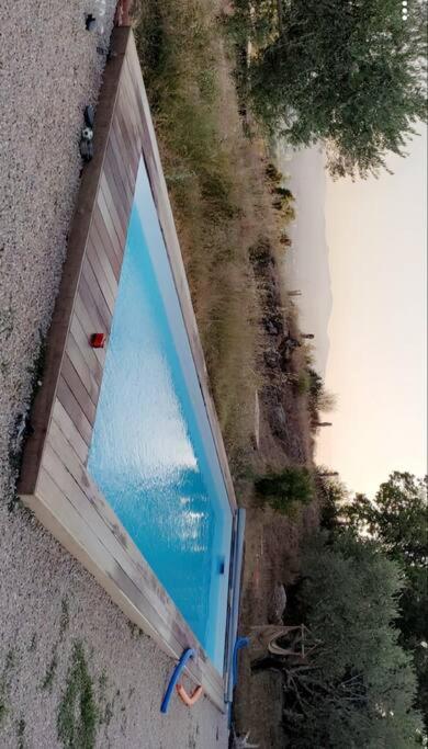 - une vue sur la piscine et l'océan dans l'établissement Magnifique villa avec piscine dans les collines de Pagnol, à Aubagne