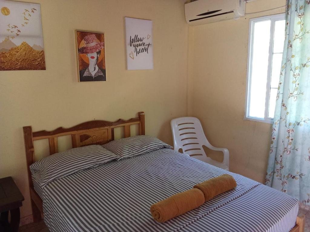 Rúm í herbergi á Oceans Hostal
