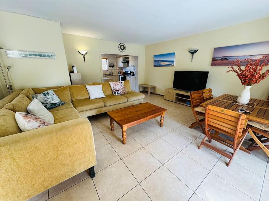 Μια τηλεόραση ή/και κέντρο ψυχαγωγίας στο 12 Bay Sands