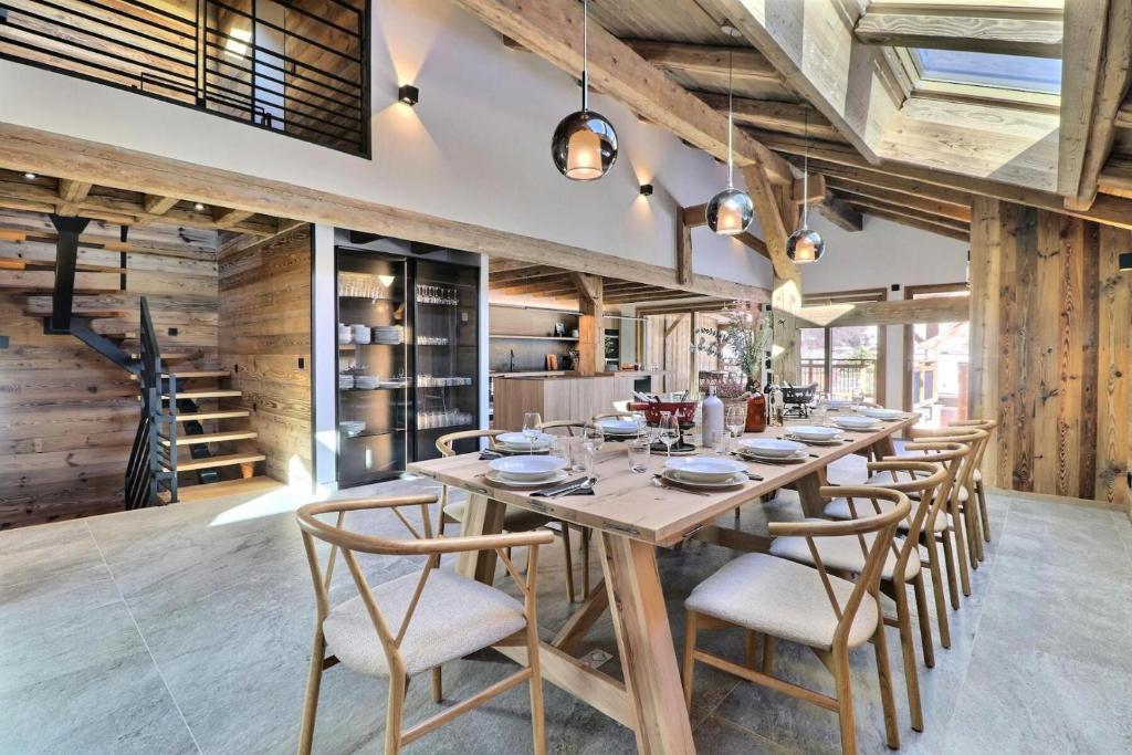 une salle à manger avec une longue table en bois et des chaises dans l'établissement Résidence Plume - Chalet Plume - 14 Personnes - Morzine MAE-3771, à Morzine
