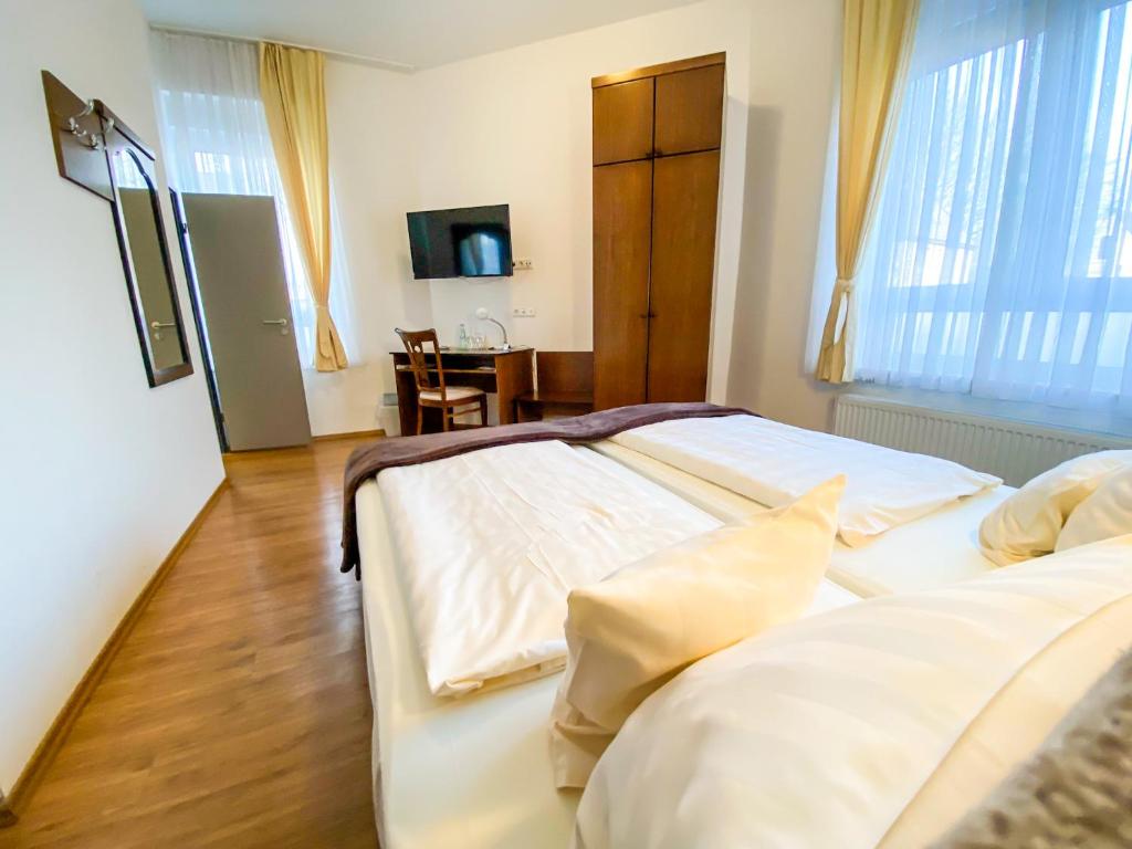 Кровать или кровати в номере Hotel Waldschlößchen