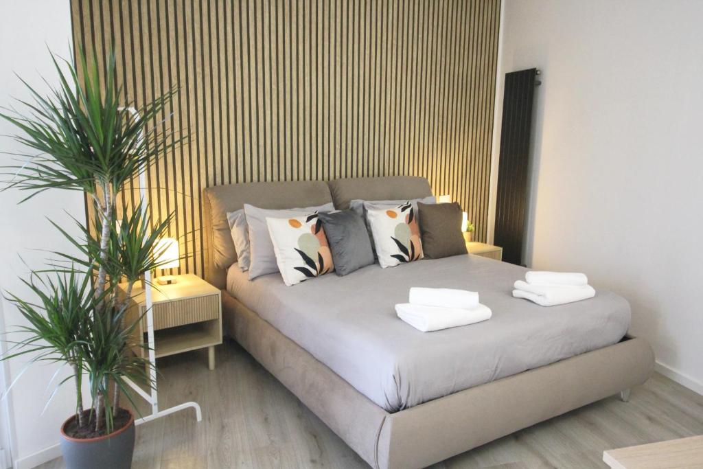Un dormitorio con una cama con dos plantas. en Sol House, en Pisa