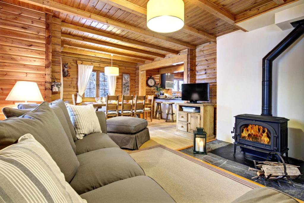 un salon avec un canapé et une cheminée dans l'établissement Résidence Martre Des Pins - Chalet Martre des Pins - 12 Personnes - Morzine MAE-3841, à Morzine