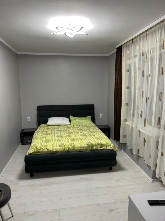 una camera con letto e piumone verde di Karina Maliuc a Maliuc