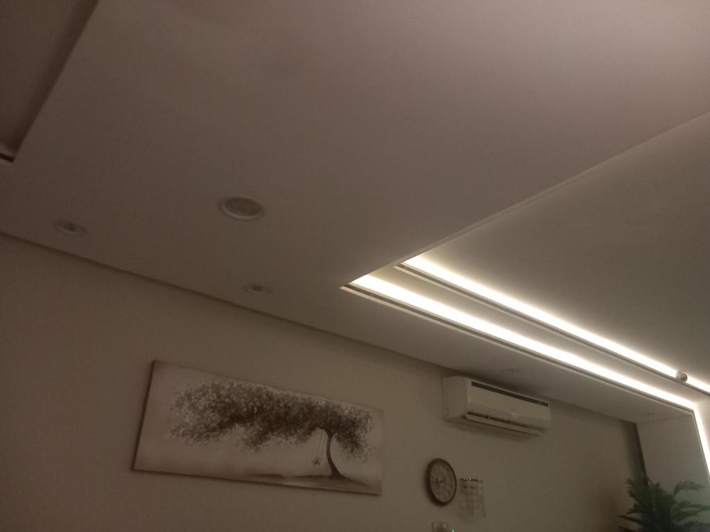 een licht op het plafond van een kamer bij الرياض حي طويق in Riyad