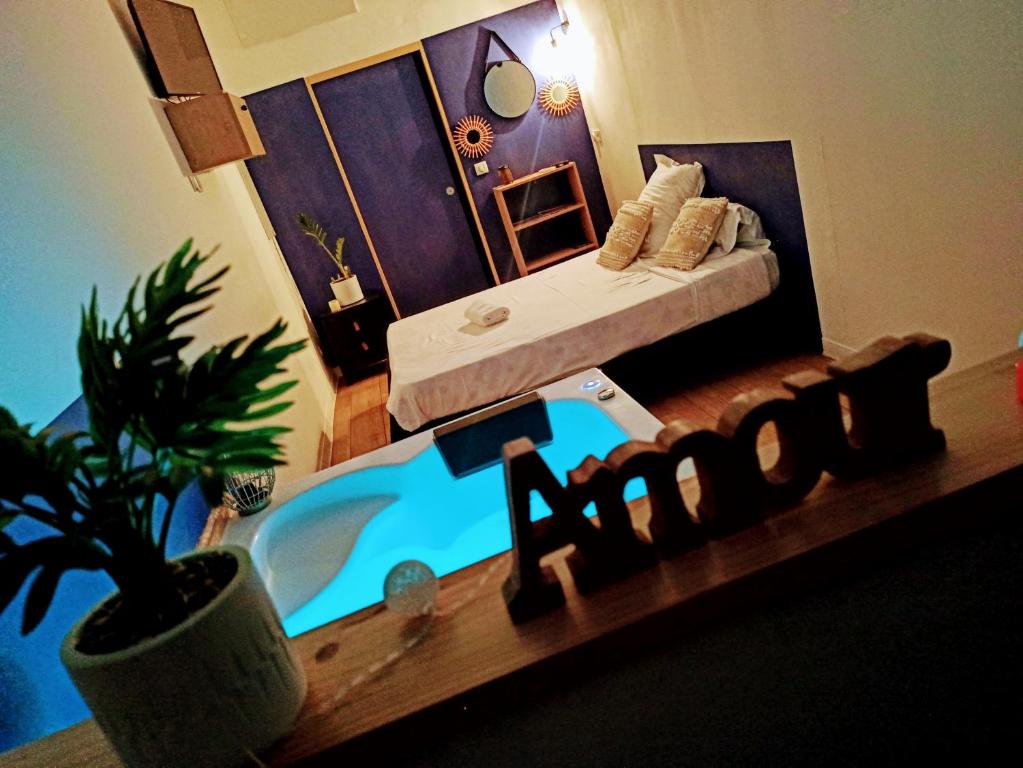 model łazienki z łóżkiem i wanną w obiekcie Studio cosy, grand spa privatif et parking privée Centre ville menton w Mentonie
