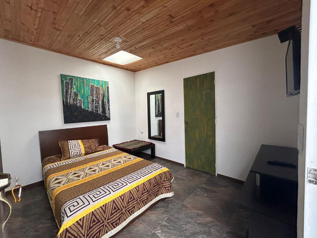 a bedroom with a bed and a green door at Casa de jose in Manizales