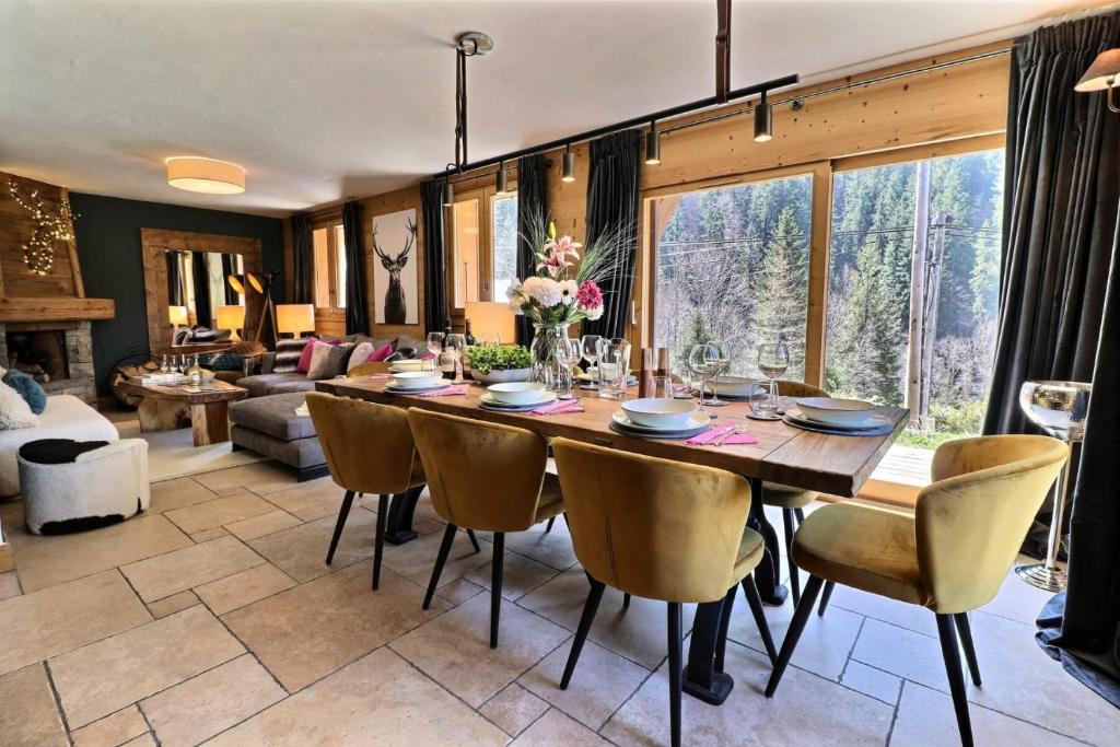 une salle à manger avec une grande table et des chaises en bois dans l'établissement Résidence Eveleen - Chalet Eveleen - 8 Personnes - Morzine MAE-3971, à Morzine