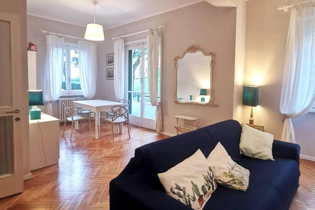 een woonkamer met een blauwe bank en een tafel bij Il porto di Santa - a un passo da Portofino in Santa Margherita Ligure