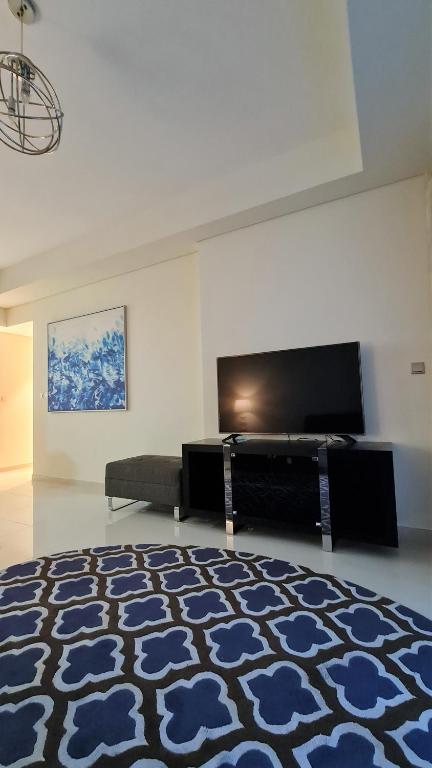 TV a/nebo společenská místnost v ubytování Beachfront Home with Sea View - 2BR, 134m2
